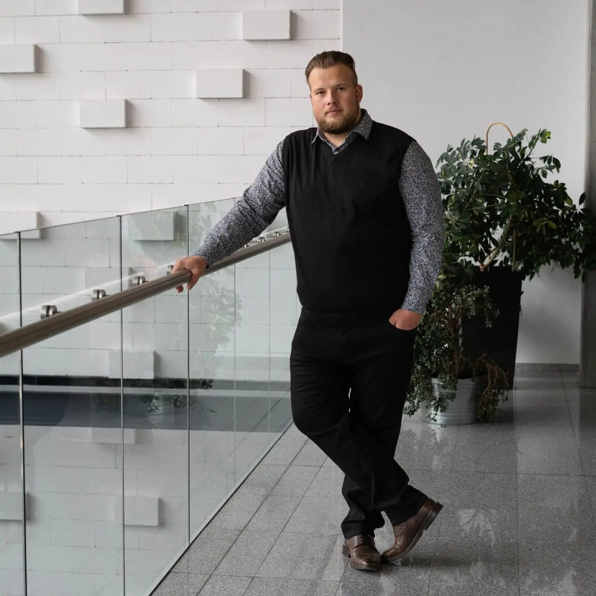 Duża męska kamizelka sweter bez rękawów w serek Redmond 601-90 czarny