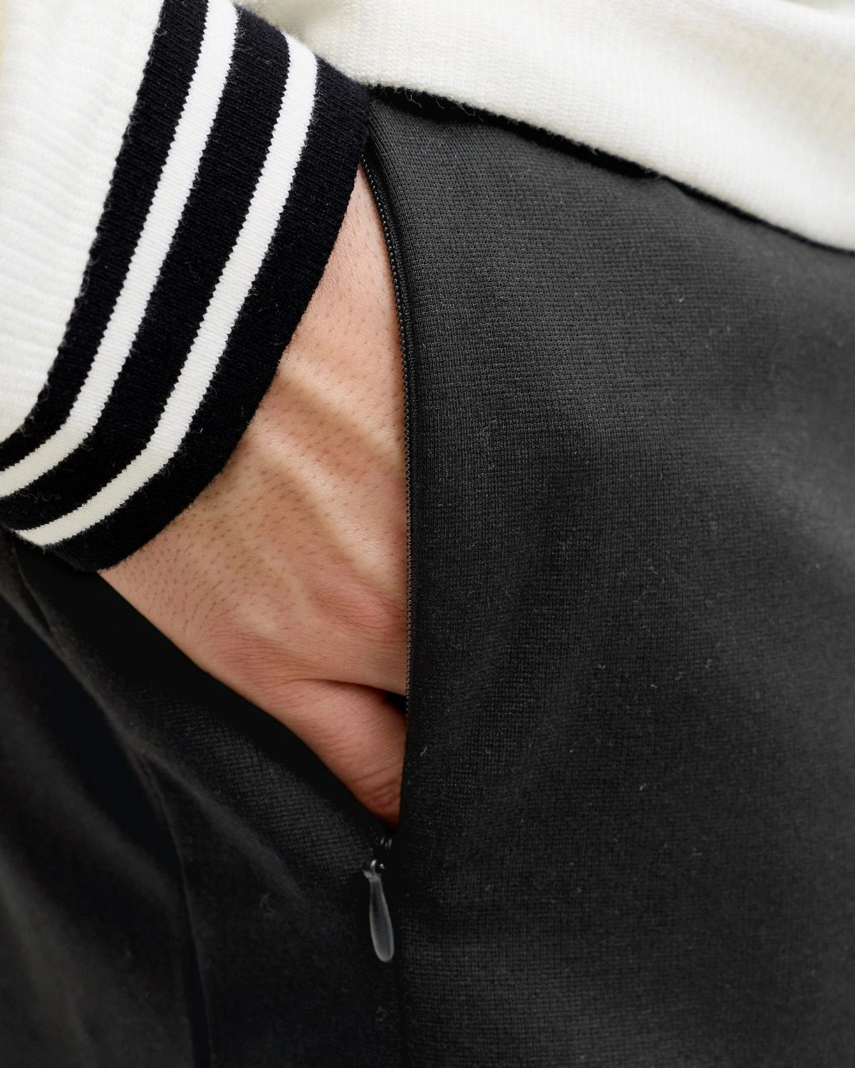 Duże męskie krótkie spodenki dresowe Jack &amp; Jones 12294292 czarne