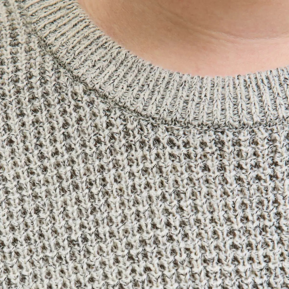 Duży męski sweter wkładany przez głowę Jack &amp; Jones 12287722 beżowo-szary z czarną nitką