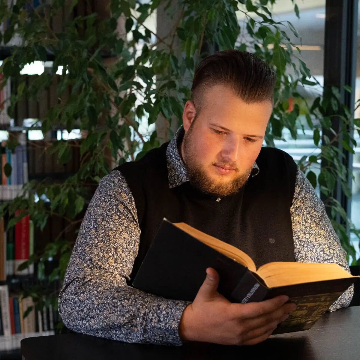 Duża męska kamizelka sweter bez rękawów w serek Redmond 601-90 czarny